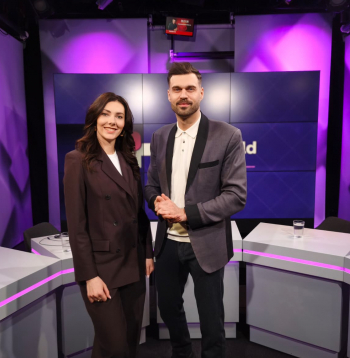 "Skrides Sirds klīnikas" endokrinoloģe Zane Svikle un raidījuma vadītājs Aivis Ceriņš.