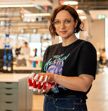 "Turpinām strādāt pie jauniem, inovatīviem produktiem – idejas nepārtraukti virmo gaisā. Pavasarī brauksim uz Ameriku, lai Bostonā piedalītos "PAX East" izstādē ar savu stendu un satiktos ar spēļu nozares kopienas dalībniekiem," stāsta "Azeron" projektu vadītāja Liene Kataševska.