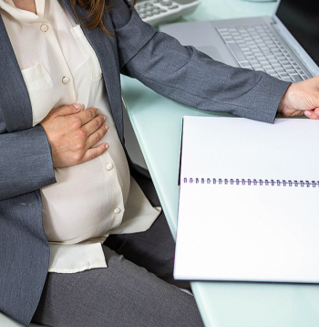 Darba devējam jānodrošina veselības apdrošināšanas polise arī darbiniecei bērna kopšanas atvaļinājumā.