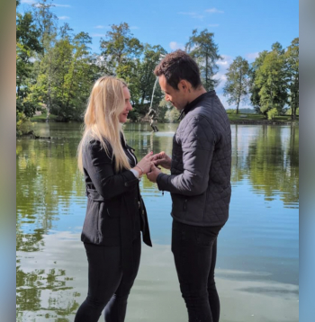 Vineta Pētersone tiek bildināta.