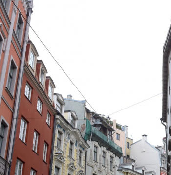 Latvijā ir vairāki simti ēku, kas vienlaikus pieder pat pāri par desmit īpašniekiem. Jaunie Civilprocesa likuma grozījumi varētu padarīt vieglāku šādu ēku sadalīšanu dzīvokļu īpašumos.