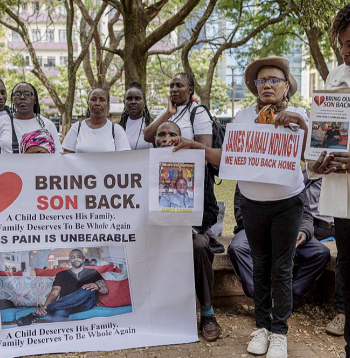 Protesta akcijā Nairobi Kenijā šā gada februārī tuvinieki pieprasa valdībai atgādāt atpakaļ mājās viņu dēlus, brāļus un vīrus, kas aizbrauca uz Krieviju pelnīt kara "asinsnaudu".