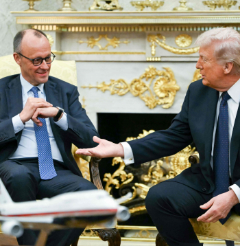 Vācijas kanclers Frīdrihs Mercs otrdien aicināja ASV prezidentu Donaldu Trampu izdarīt lielāku spiedienu uz Maskavu.