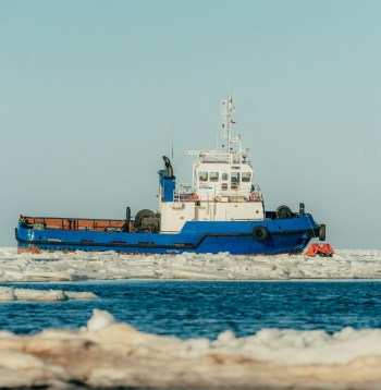 Uz sēkļa uzstumtais loču kuģis.