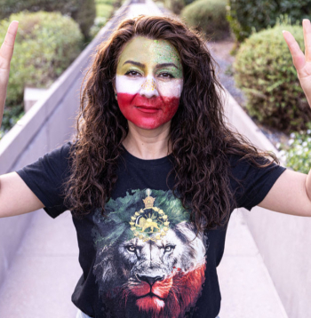 Irānas opozīcijas atbalstītāja izkrāsojusi seju Irānas karoga krāsās. Daļa opozīcijas uzskata, ka Irānas līdera amatā vajadzētu atgriezties bijušā Irānas monarha pēctecim. 