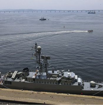 Irānas karakuģis "IRIS Dena". 