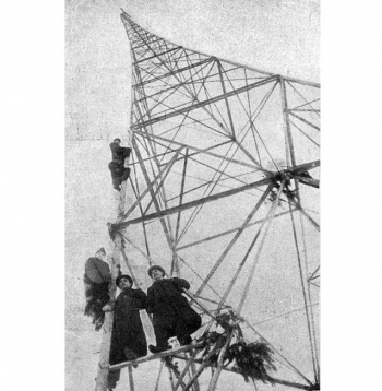 Pieņemšanas komisija pie jaunā radiosakaru masta. Pieņemšanas komisija pie jaunā radiosakaru masta.