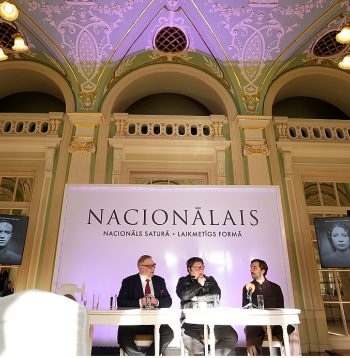 Nacionālā teātra direktors Māris Vītols (no kreisās), Teātra dienas koncerta "Ar mani atkal runā... Ilze" režisors Mārtiņš Egliens un izrādes "Ugunī" vizuālais dramaturgs Reinis Dzudzilo.