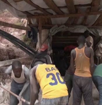 Raktuvju darbinieki.