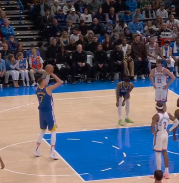 Kristaps Porziņģis uz soda līnijas.