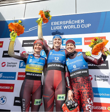 Kendija Aparjode (no labās) uz pjedestāla Pasaules kausa posma pamatsacensībās kāpa pēc četru gadu pārtraukuma, un tikai pēdējie distances metri izšķīra, ka posmā uzvar Merle Frēbele (vidū), bet sezonas summā labākā ir Jūlija Taubica.