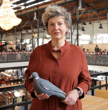 "Jau šovasar digitālais tirgu ceļvedis piedāvās pirmos strukturētos tirgus tūrisma maršrutus Latvijā – apvienojot tirgus ar saimniecību apmeklējumiem, degustācijām un vietējo kultūrvidi. Tas būs nākamais solis ceļā no atsevišķa tirgus apmeklējuma uz apzināti veidotu pieredzi," ir gandarīta Latvijas tirgu attīstības iniciatore Una Meiberga.