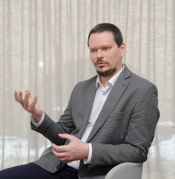 "Datamed" valdes priekšsēdētājs Māris Dreimanis: ""Datamed" panākumi saistīti ar pielāgošanos Latvijas apstākļiem, spēju jau no paša sākuma piedāvāt informācijas apmaiņas funkcijas un izmaksas – salīdzinājumā ar tirgū pieejamajām starptautiskajām sistēmām Latvijas ārstniecības iestādei "Datamed" izmantošana izmaksāja piecas līdz septiņas reizes mazāk."