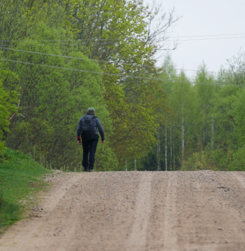 Vīrietis uz ceļa Zilupē.