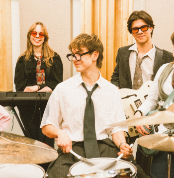 Kočāns Miķelis un muzikāli pavadošā grupa.