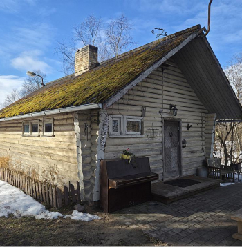 Zemnieku saimniecība "Līcīši" (Jelgavas nov., Cenu pag.) ar lauku tūrismu nodarbojas jau no pagājušā gadsimta deviņdesmitajiem gadiem. Šobrīd ceļotājiem tiek piedāvāta saimniecības apskate, kazu siera degustācija, pirts un arī naktsmājas.