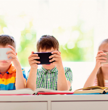 Bērni un viedtālruņi. Ilustratīvs attēls.