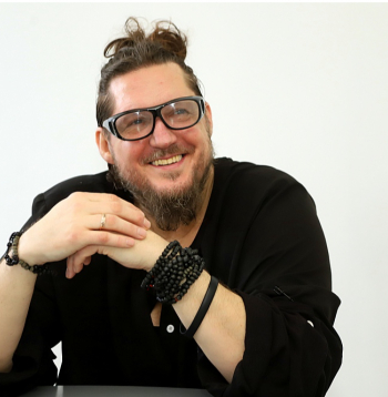 Regnārs Vaivars: "Nodomāju, ka būtu interesanti uztaisīt izrādi par Aiju ar visām trim viņas meitenēm ar darbību Jaunsudrabiņa laikā."