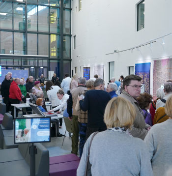 Cilvēki pulcējušies Paula Stradiņa Klīniskās universitātes slimnīcā pasākumam "Glaukomas diena".