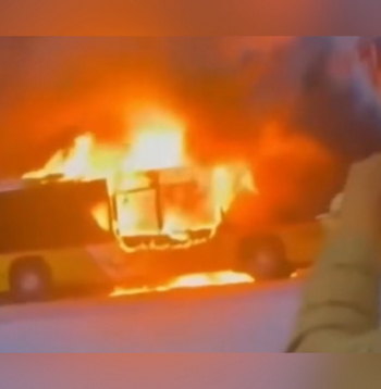 Nodegušais autobuss.