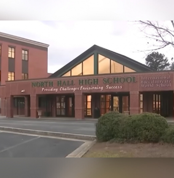 Skola, kurā strādāja Džeisons Hjūzs.