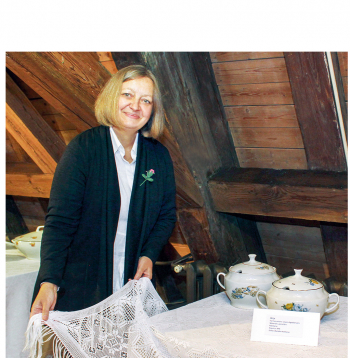 Sarma Rīderere pie sav lielā galdauta Mencendorfa nama izstādes "Terīnes" atklāšanā.