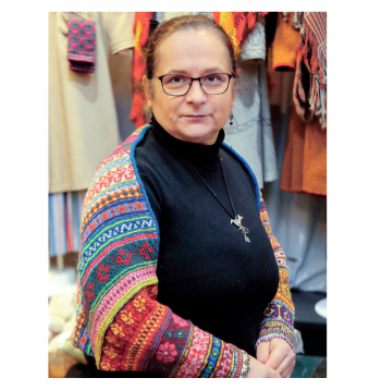 Rucavas un Alsungas cimdu rakstos adīta jaka.