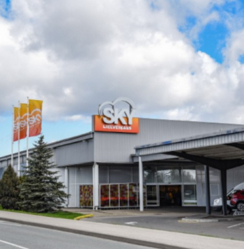 "SKY" lielveikals Kārļa Ulmaņa gatvē.