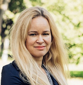 Latvijas Degvielas tirgotāju asociācijas valdes priekšsēdētāja Ieva Ligere: "Kara pirmajās dienās degvielas tirgotāji izmantoja savus krājumus un degvielas cena DUS nemainījās tikpat strauji kā degvielas cenas biržā. Kad krājumi beidzās, tad cenas pieaugums biržā sāka atspoguļoties arī DUS cenās."