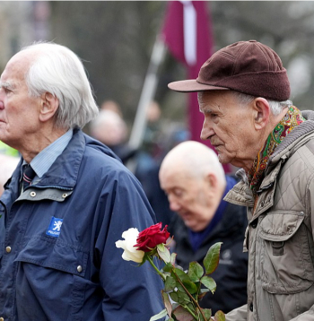 Leģionāru piemiņas dienas gājiena dalībnieki Rīgā.