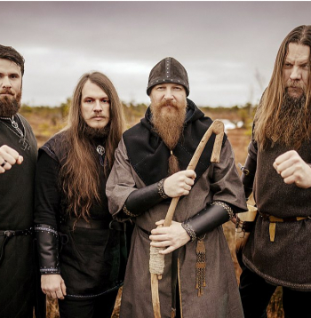 Kāda ir grupas "Skyforger" ilgdzīvošanas formula? "Bieza āda. Neieciklēties uz pārpratumiem vai nesaskaņām," teic Alvis Bernāns. Attēlā: (no kreisās) Alvis Bernāns (ģitāra), Jānis Osis (bungas), Pēteris Kvetkovskis (vokāls, ģitāra), Edgars Grabovskis (bass).