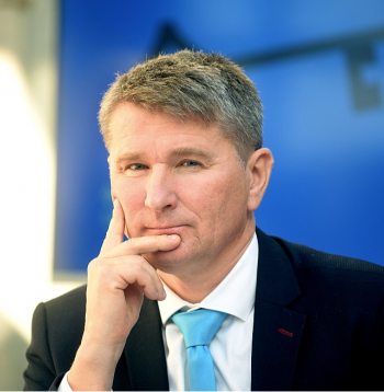 "Tā nav reforma, ja finansējums tiek pārdalīts starp pašvaldībām, bet valsts budžeta daļa finanšu izlīdzināšanā ir nemainīga gadiem," uzskata Rīgas domes priekšsēdētāja vietnieks Māris Sprindžuks ("AS"). "Rīgas metropole", kas apvieno Rīgu un turīgās Pierīgas pašvaldības, iebilst iecerētajām izmaiņām.
