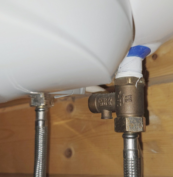 Ūdens sildītāja pievads ir viena no vietām, kur ūdens noplūdes notiek samērā bieži.