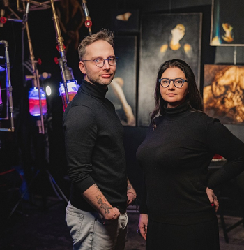 Mākslinieki Deniss Evins un Zoja Golubeva.