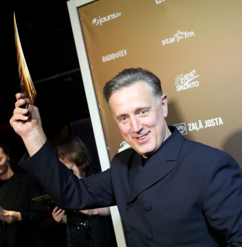 Dziedātājs Normunds Rutulis piedalās mūzikas ierakstu gada balvas "Zelta mikrofons" nominantu paziņošanas pasākumā.