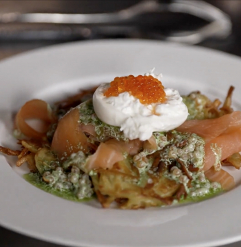 Mārtiņa Sirmā kartupeļu pankūkas ar lasi un kaviāru.