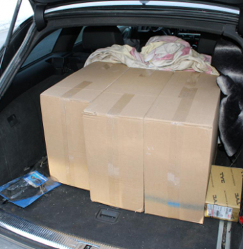 Valsts policija automašīnas bagāžas nodalījumā konstatē 30 000 cigarešu bez akcīzes nodokļu markām.