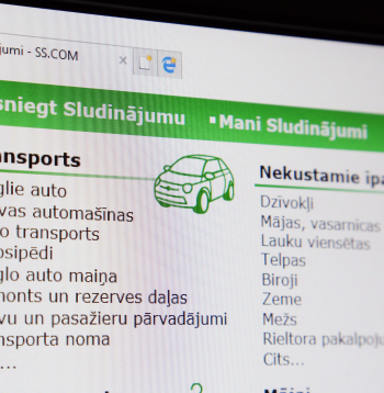 Sludinājumu portāla "ss.com" ("ss.lv") mājaslapa monitora ekrānā.