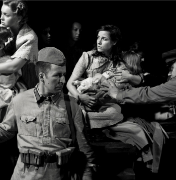 Baltijas valstīs daudzi ekrāna darbi vēsta par padomju okupācijas varas īstenoto deportāciju šausmām gan 1941., gan 1949. gadā. Kadrs no igauņu režisora Marti Heldes filmas “Caurvējā”.