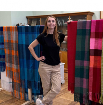 Gada laikā Laura Šnitkus uzaudusi veselas divsimt šalles. Tās darinātas gan izstādēm, gan pārdošanai.