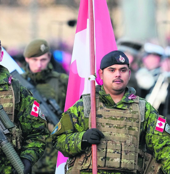 Kanādas karavīri Latvijas Republikas 107. gadadienai veltītajā militārajā parādē Rīgā 11. novembra krastmalā.