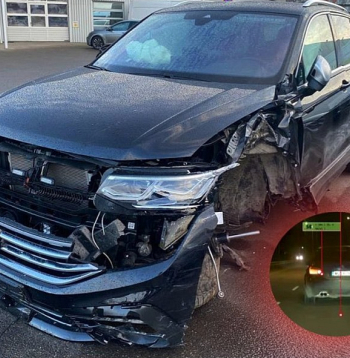 Pakaļdzīšanās laikā avarēja arī netrafarētais policijas auto "VW Tiguan" – autoservisā nobildētajā fotogrāfijā redzami tās bojājumi.