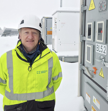 "Šajās dienās ekspluatācijā tiks nodota 65 megavatstundu (MWh) ietilpīga akumulatoru iekārta, kas ir pievienota 78,5 megavatu (MW) jaudīgajam Anīkšču saules parkam. Nākamais projekts tiks būvēts Saldū, kur mēs šovasar uzstādīsim 105 MWh akumulatoru, kas tīklam tiks pieslēgts šī gada vasarā," informē "European Energy" būvniecības projekta vadītājs Artūrs Neimanis.