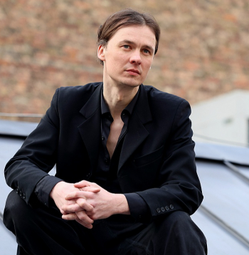 Mārtiņš Meiers: "Stāstu "Runcis zābakos" mēs cenšamies izstāstīt kā spēlējoties – godīgi, ar sirdi, kā bērnībā, kad bez jebkādiem aizspriedumiem varēja iedomāties un pieņemt – tu būsi princese, tu – karalis, bet tu – briesmonis, un tu – trešais tēva dēls…"