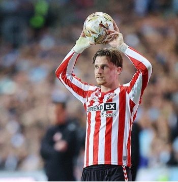 Denniss Cirkins decembra izskaņā "Sunderland" sastāvā debitēja Anglijas premjerlīgā un laukumā devies septiņās spēlēs.