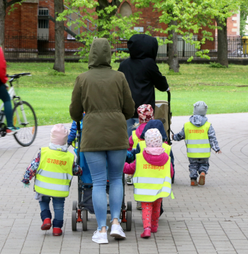 Bērnudārza grupiņa Esplanādē, Rīgā.