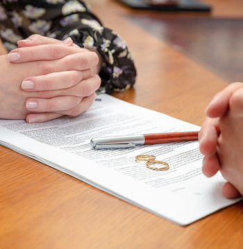 No 1. marta vienošanās par nepilngadīgo bērnu aizgādību, saskarsmes tiesībām un uzturlīdzekļiem pirms šķiršanās obligāti jāslēdz notariālā formā.  