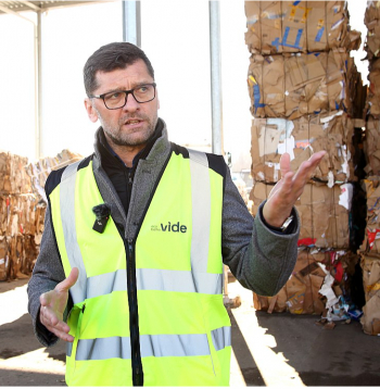 "Eco Baltia Vide" direktors Andris Ziemelis: "Katrai dedzināšanai sūtītajai kravai veic analīzes. Ik pēc desmit dienām saņemam atskaiti par sūtītā materiāla kvalitāti. Svarīgākie rādītāji ir siltumspēja un mitrums. Nedrīkst būt pārsniegti arī hlora un dzīvsudraba piemaisījuma rādītāji.