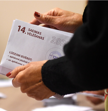 Vēlēšanu iecirkņu komisiju darbinieki esot gatavi strādāt arī ar manuālu balsu skaitīšanu.