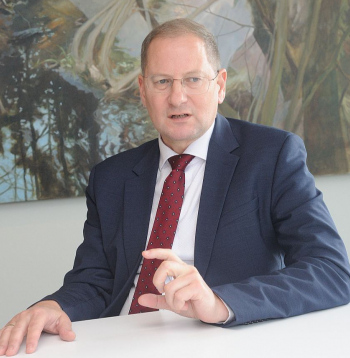 "Arī mājsaimniecībām arvien svarīgāk kļūst nošķirt to, ko tās var un ko nevar ietekmēt. Tā būtu prioritāšu noteikšana, atsakoties no nebūtiskiem tēriņiem, iespējams, arī lielāku pirkumu atlikšana uz stabilāku kopējo situāciju. Šajā stratēģijā iekļaujas arī piemājas dārzi un siltumnīcas, atgriešanās pie pārtikas audzēšanas pašpatēriņam," domā Edgars Voļskis.